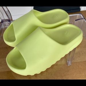 Yeezy Slides - Glow Green